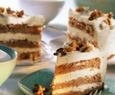 Buttercremetorte mit Walnusskernen