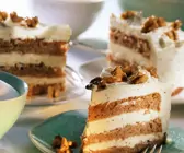 Buttercremetorte mit Walnusskernen