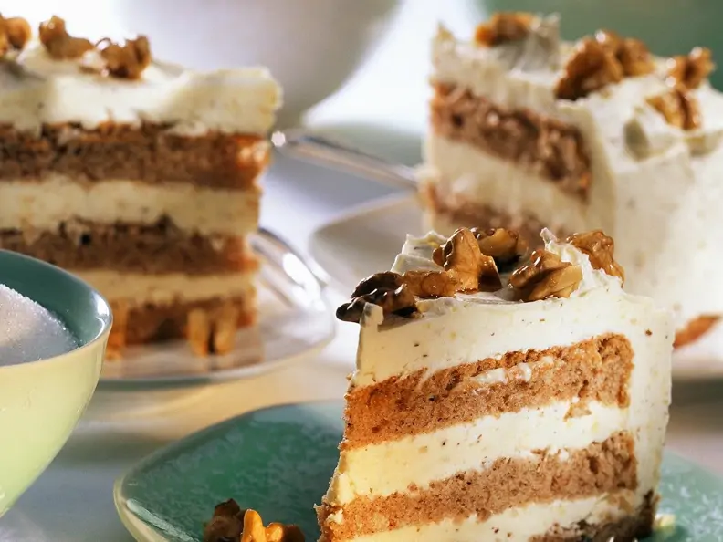 Buttercremetorte mit Walnusskernen