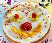 Clowntorte mit Früchten und bunten Zuckerperlen für Kinder