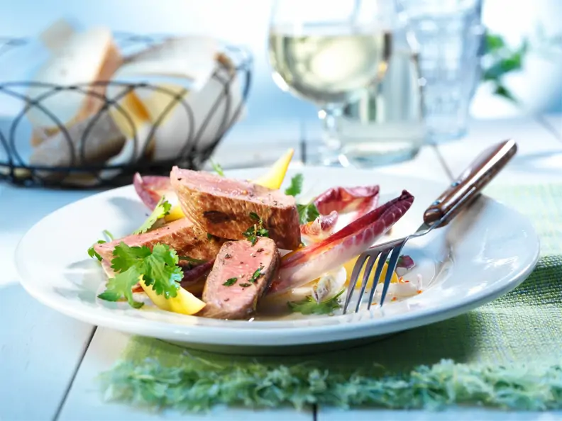 Lammfilet auf Chicorée-Nektarinen-Salat