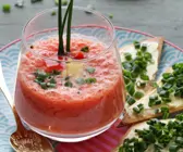 Beschwippstes Melonensüppchen mit Schnittlauch-Knusperrauten