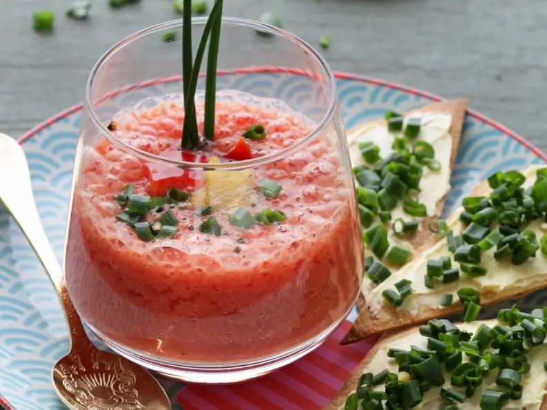 Beschwippstes Melonensüppchen mit Schnittlauch-Knusperrauten