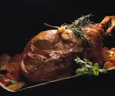 Lammkeule mit Rosmarin und Kirschtomaten