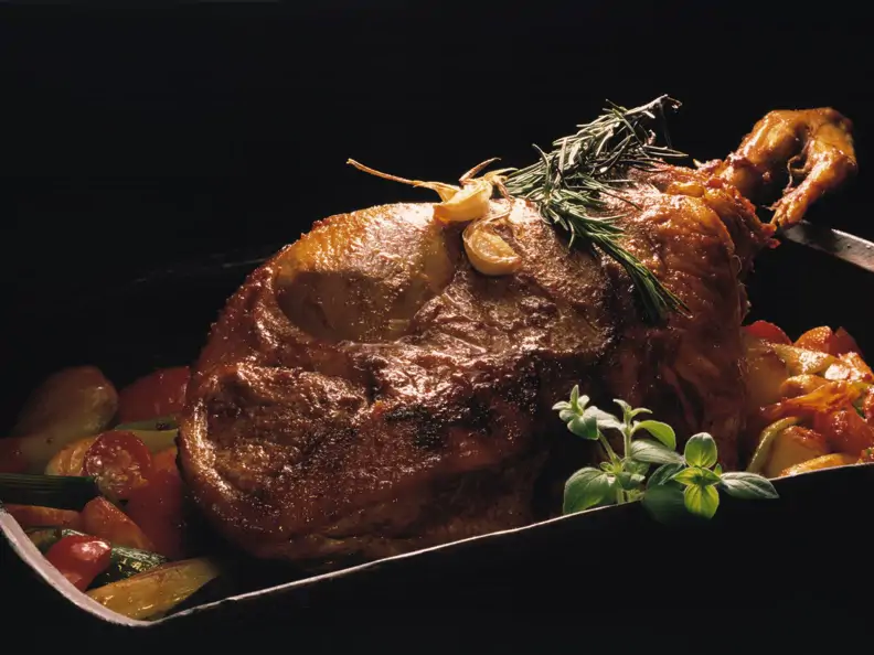 Lammkeule mit Rosmarin und Kirschtomaten