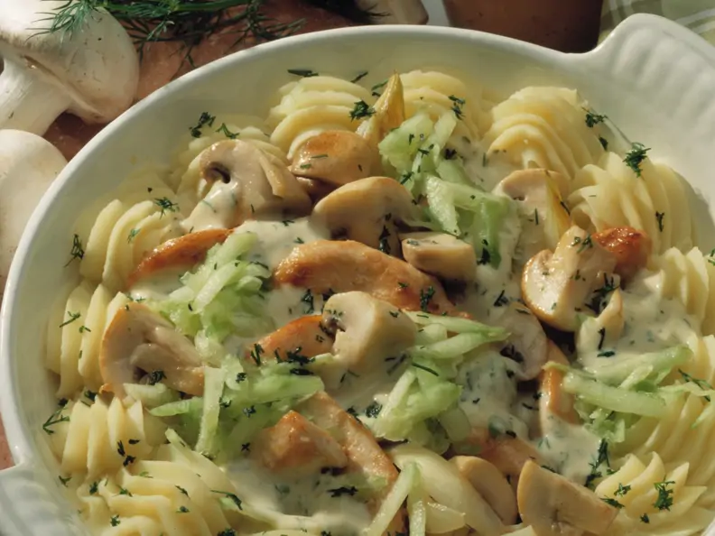 Hähnchenpfanne mit Pilzen und frischer Gurke