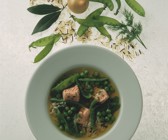 Frische Erbsensuppe mit Lachsforelle
