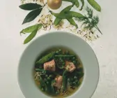 Frische Erbsensuppe mit Lachsforelle