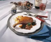 Gänsekeulen mit Armagnac-Zimt-Pflaumen und Kartoffel-Sellerie-Gratin