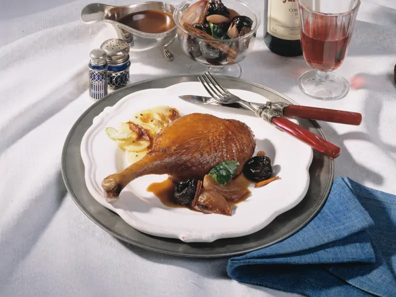 Gänsekeulen mit Armagnac-Zimt-Pflaumen und Kartoffel-Sellerie-Gratin
