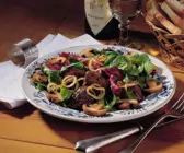 Blattsalat mit Geflügelleber und Pilzen