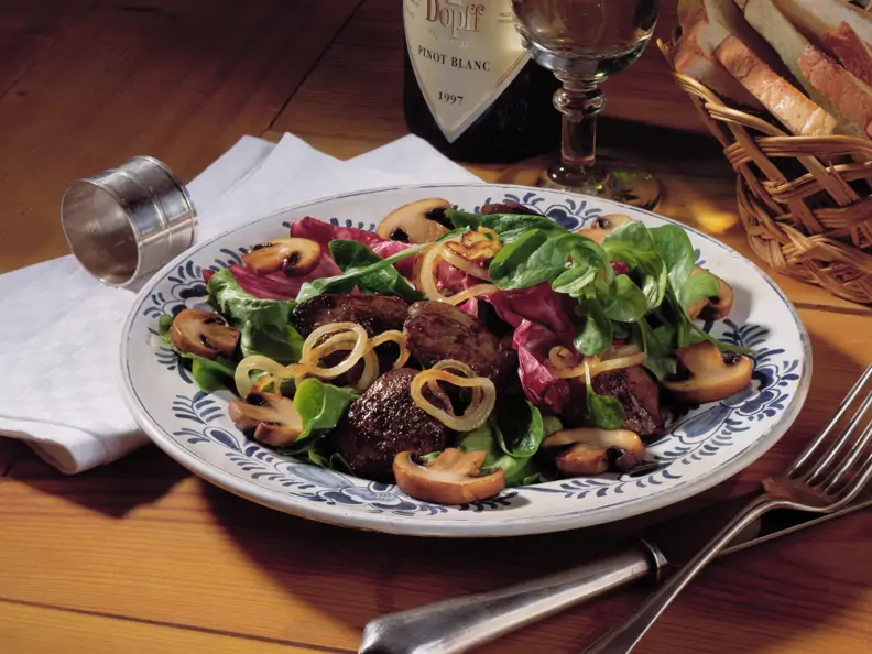 Blattsalat mit Geflügelleber und Pilzen
