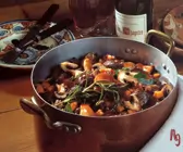 Wildpfeffer in Rotwein mit Champignons
