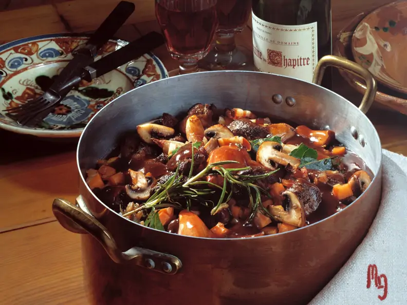 Wildpfeffer in Rotwein mit Champignons