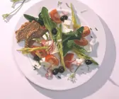 Löwenzahnsalat mit Schafskäse