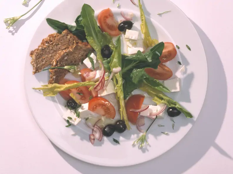 Löwenzahnsalat mit Schafskäse