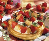 Flockentorte mit Erdbeeren