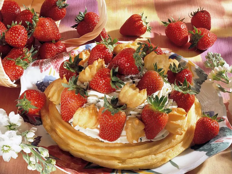 Flockentorte mit Erdbeeren