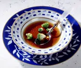 Rindsbouillon mit Brokkoli