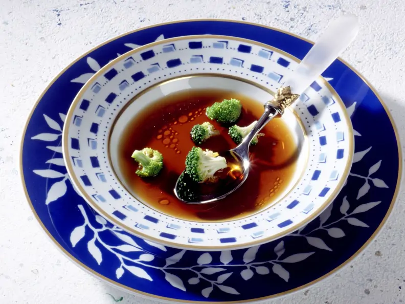 Rindsbouillon mit Brokkoli