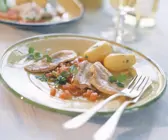 Barschfilet auf Tomatenbutter mit Waldklee