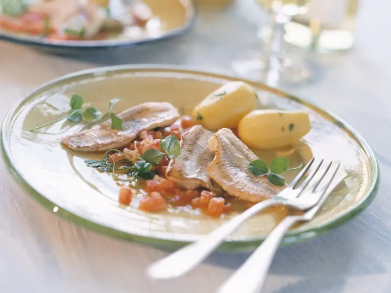 Barschfilet auf Tomatenbutter mit Waldklee