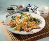 Asiatischer Frühlingssalat mit Satéspießchen