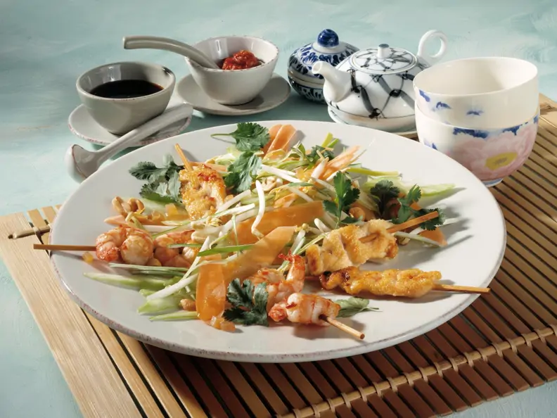 Asiatischer Frühlingssalat mit Satéspießchen