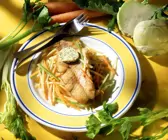 Rotbarschfilet auf Gemüsestreifen