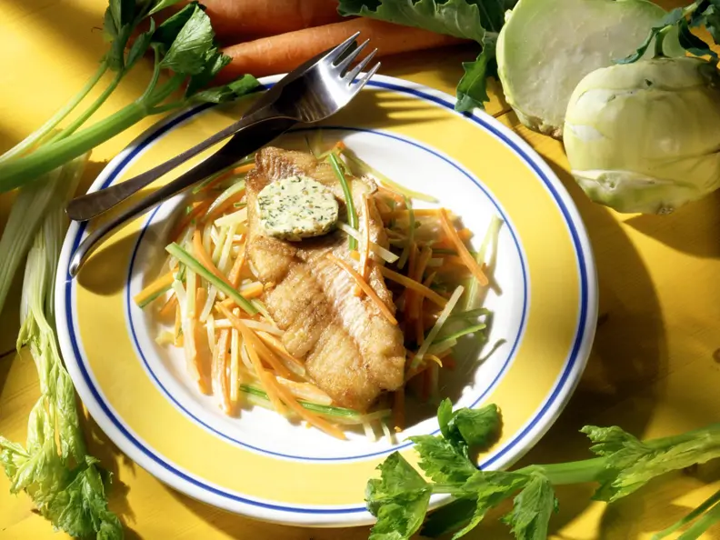 Rotbarschfilet auf Gemüsestreifen