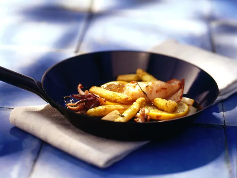 Spargelpfanne mit Tintenfisch