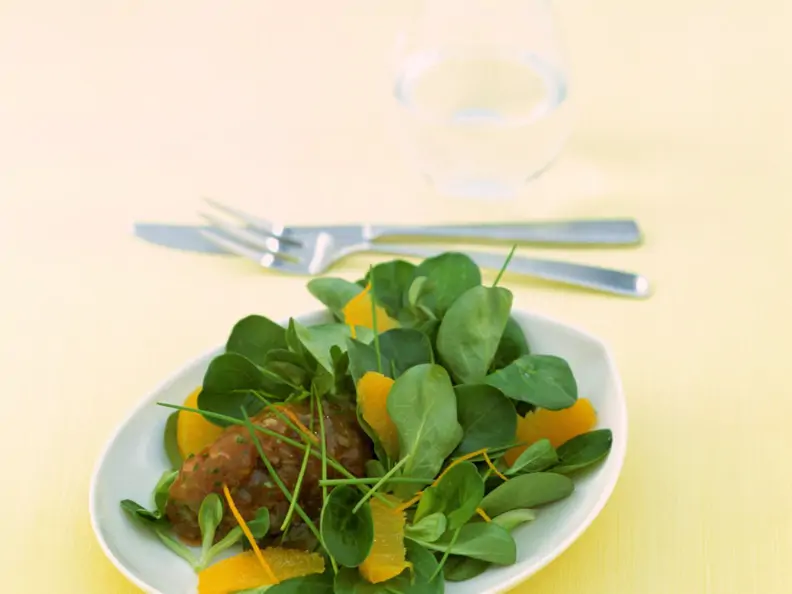 Thunfischtatar an Salat