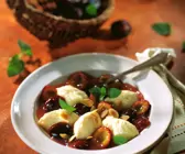 Pflaumenkompott mit Grießklößchen