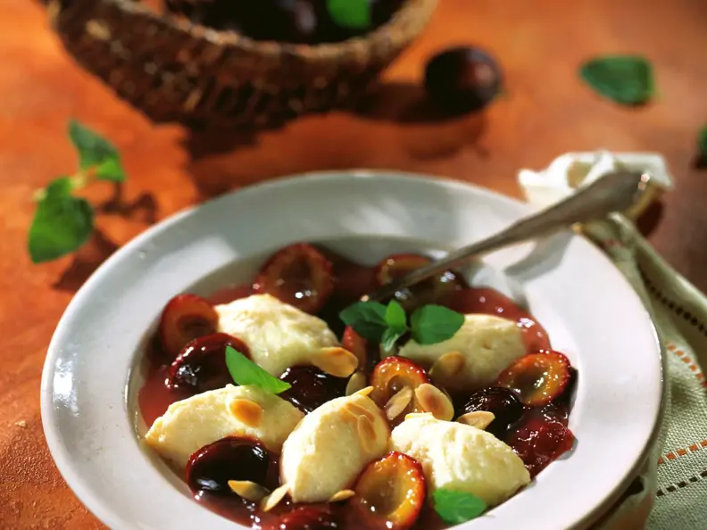 Pflaumenkompott mit Grießklößchen
