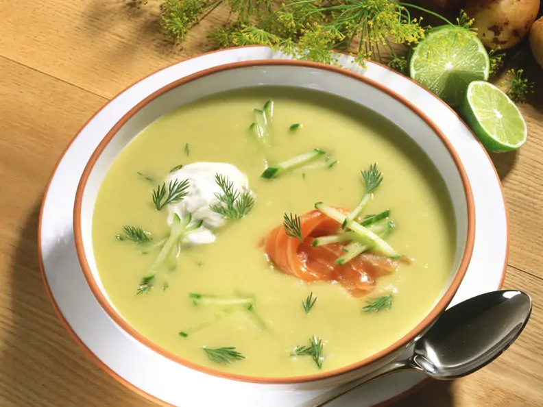 Kartoffelcremesuppe mit Gurken