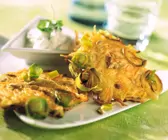 Möhren-Porree-Puffer mit Kräuterquark