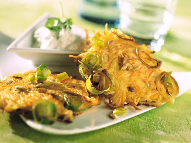 Möhren-Porree-Puffer mit Kräuterquark