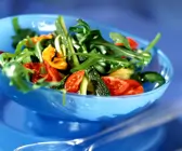 Rauke mit Zucchini und Tomate