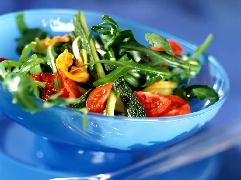 Rauke mit Zucchini und Tomate