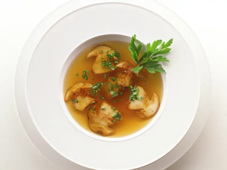 Klare Steinpilzsuppe