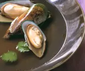 Klare Fischsuppe mit Miesmuscheln