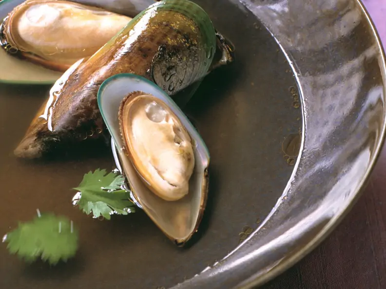 Klare Fischsuppe mit Miesmuscheln