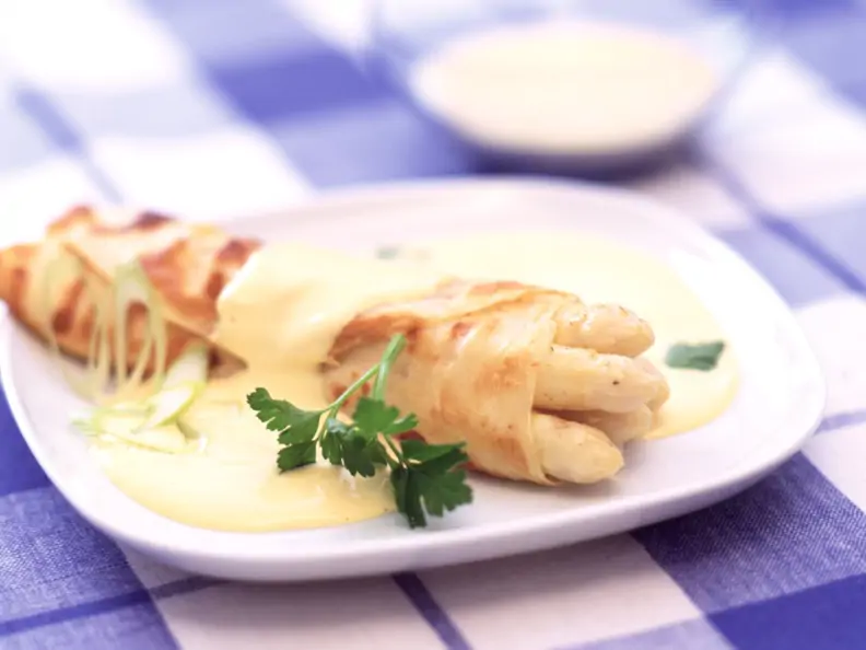 Spargel-Crêpes mit Sauce Hollandaise