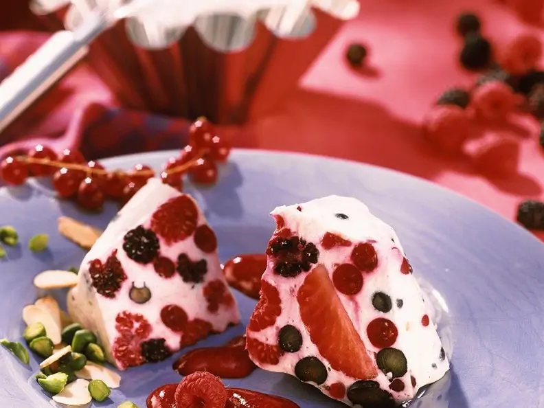 Mousse mit Beeren