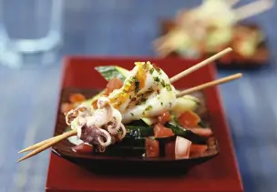 Tintenfisch-Spieße mit Gemüse