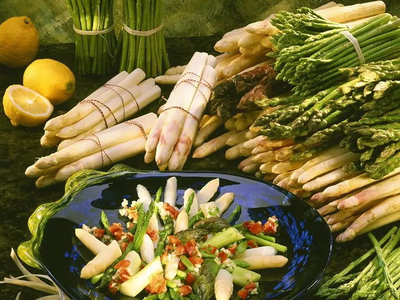 Spargelsalat mit Tomatenvinaigrette