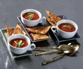 Tomatensuppe mit Ingwer und Chili-Knusperecken