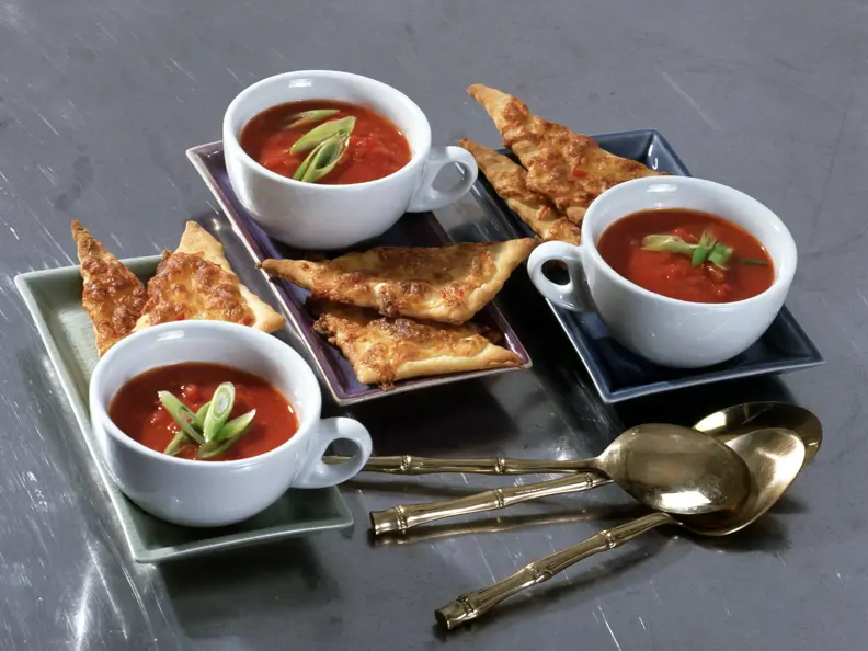 Tomatensuppe mit Ingwer und Chili-Knusperecken