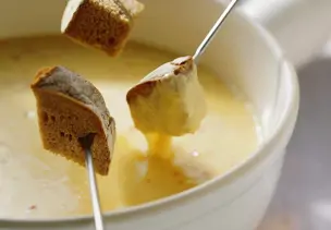 Käsefondue mit Brot