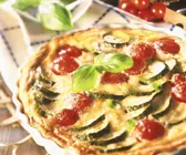 Zucchini-Quiche mit Tomaten